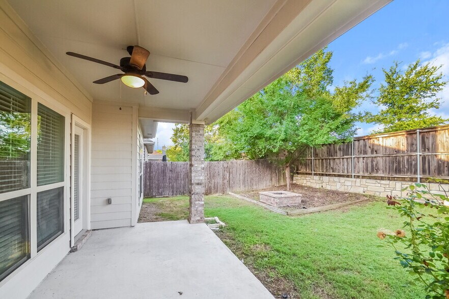 Building Photo - 217 Red Hawk Pl