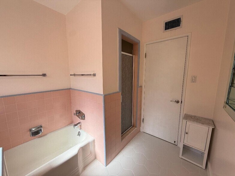 Building Photo - 8552 Woodley Ave