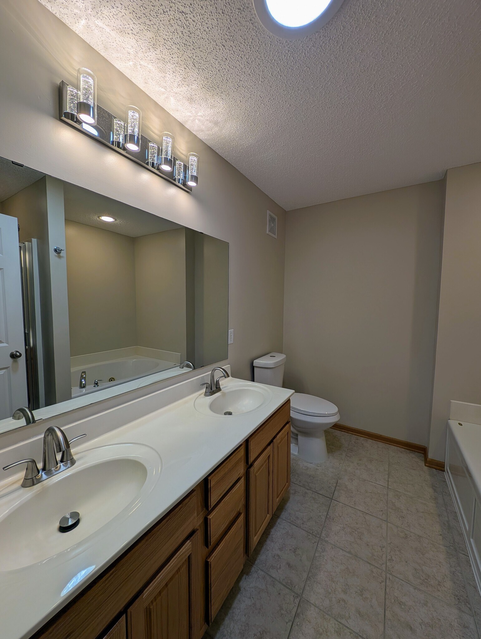 Building Photo - 594 Sutherland Dr