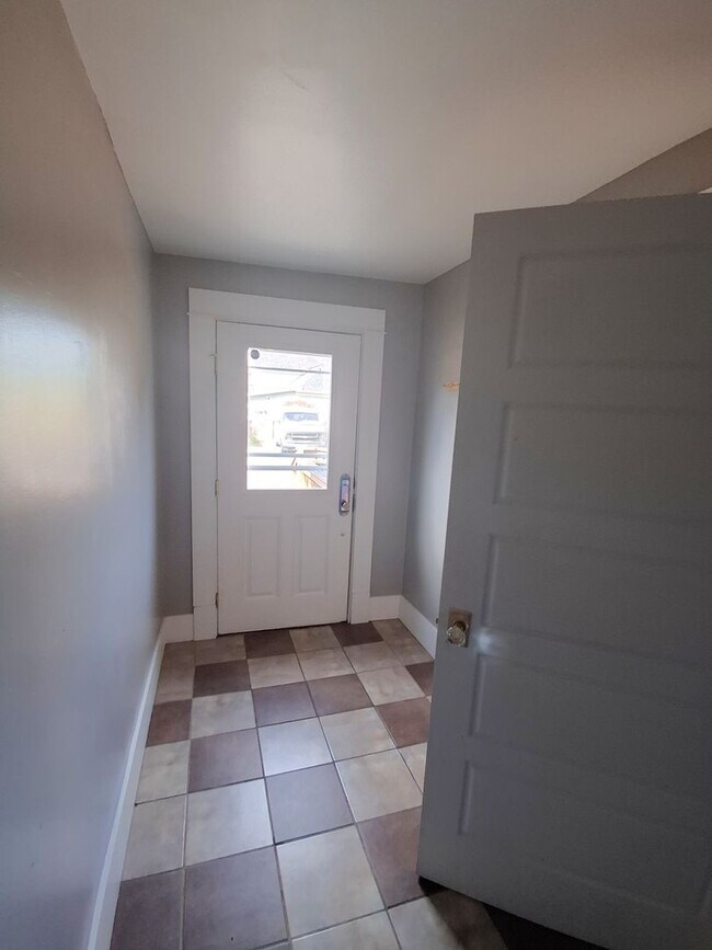 Building Photo - 2321 Elm St