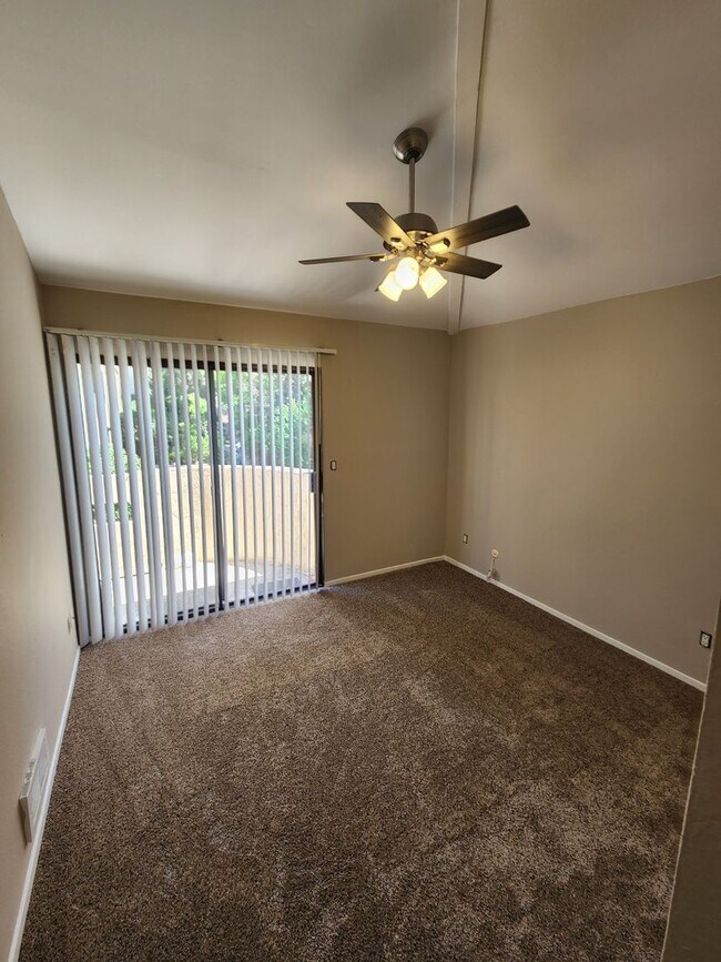 Building Photo - 2 Bedroom Condo in UTC with Garage