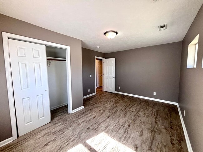 Building Photo - 3222 S 40th St