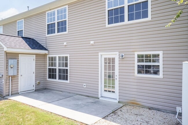 Building Photo - Four Bedroom Home!