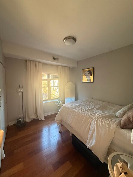 Building Photo - 651 N Milwaukee Ave