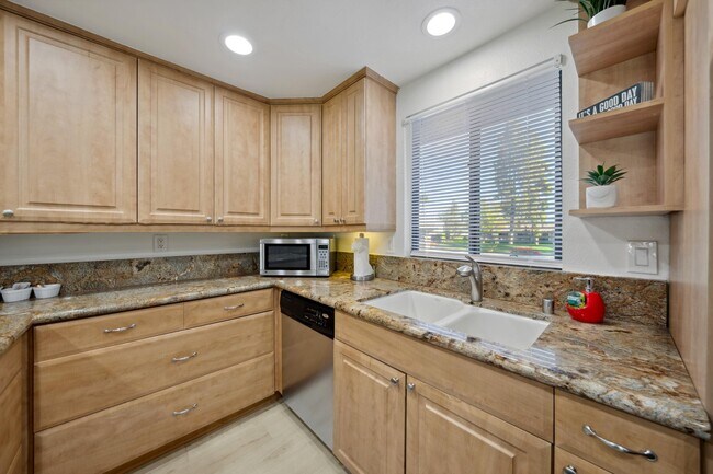 Building Photo - 40985 La Costa Cir W