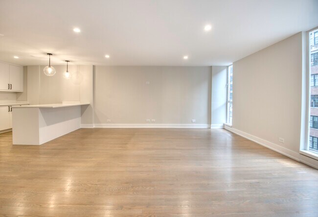 Building Photo - 227 E Walton Pl