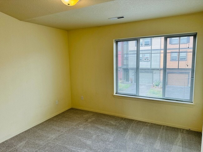 Building Photo - Charming and Updated Townhome in Convenien...
