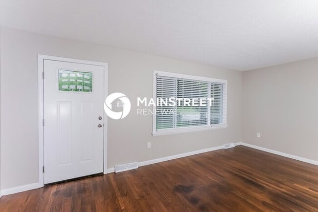 Building Photo - 3 Bedroom Pet-Friendly Home in Jeffersonville, IN with Main Street Renewal