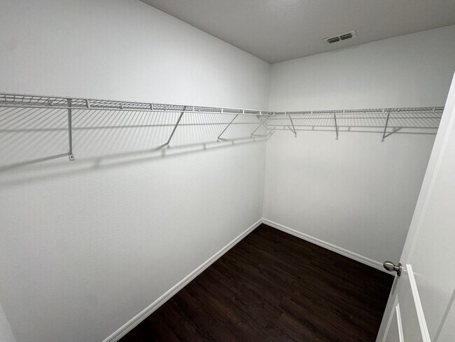 Building Photo - BEAUTIFUL, 4 bedroom, 2 bathroom Home in Poinciana!! Cable & Internet Included with Rent!!