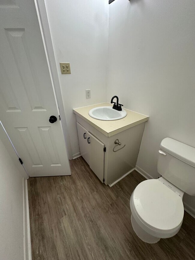 Building Photo - Updated 3 Bedroom 1.5 Bath Home in Gray