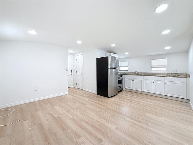 Building Photo - 618 17th Ave S