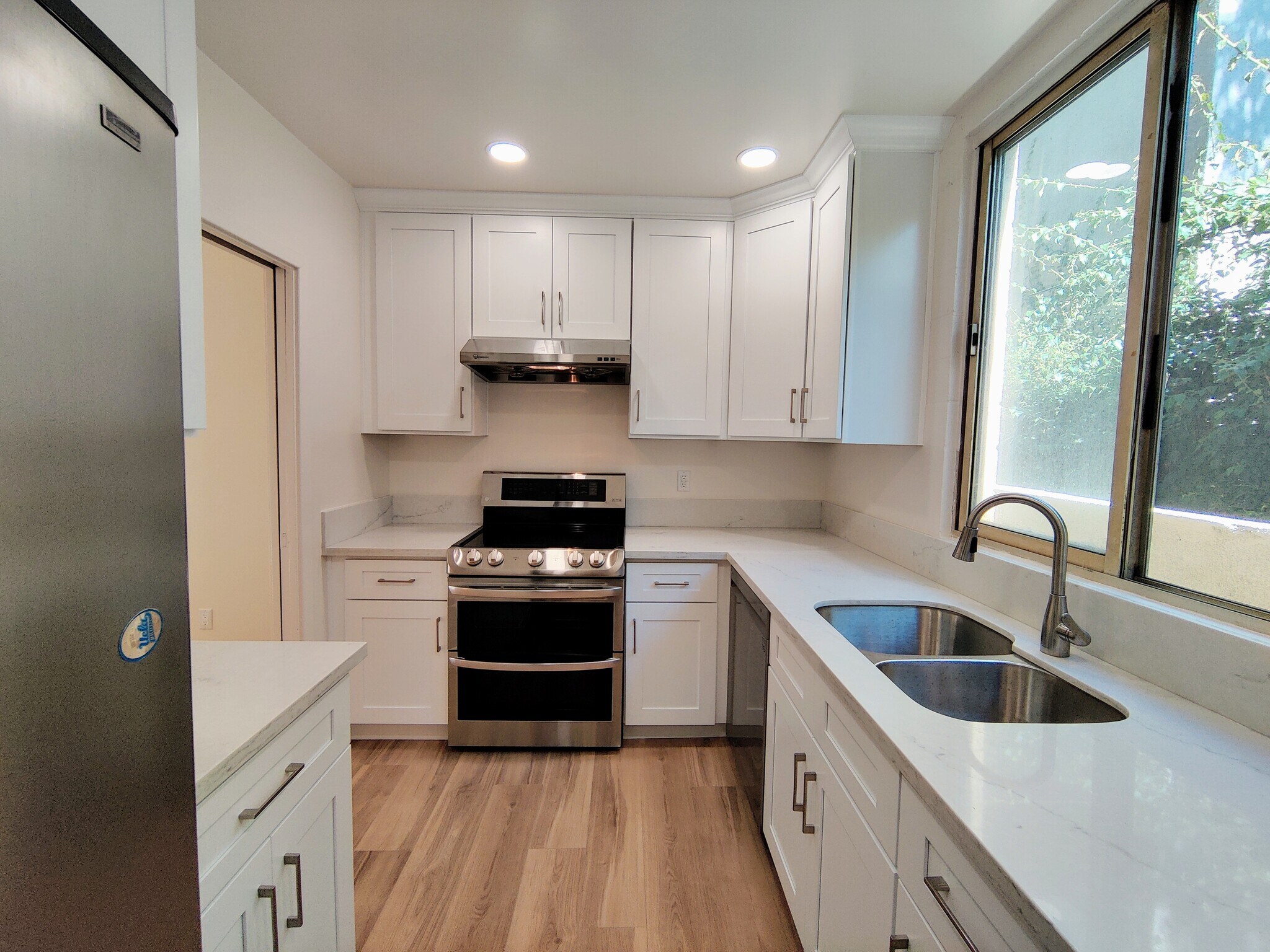 New Appliances (double oven range & dishwasher); Refrigerator - 1300 Midvale Ave