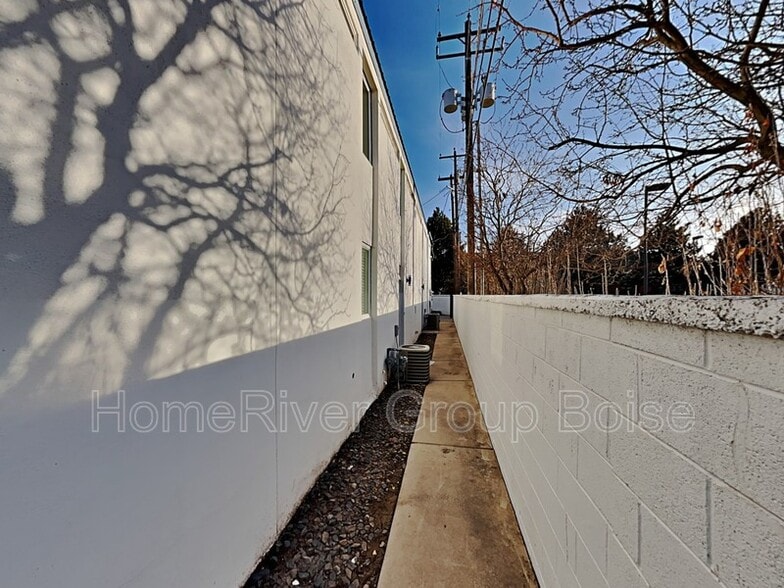 Building Photo - 2435 Cherry Ln