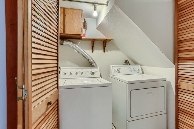 Building Photo - End Unit Townhome with 2 Beds, an Office and Southern Exposure