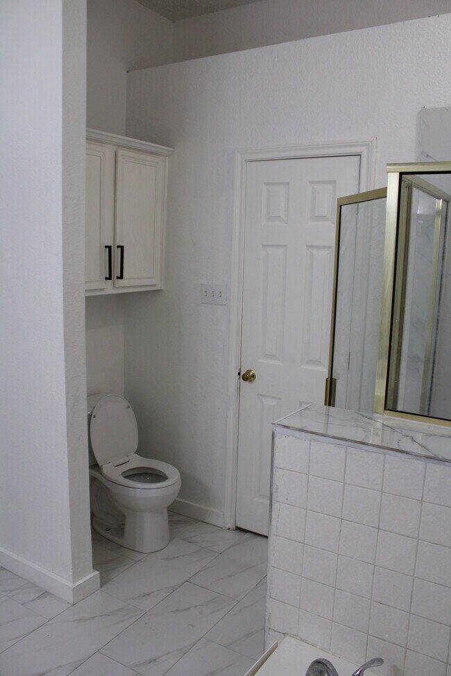 Master bathroom - 6005 Acapulco Dr