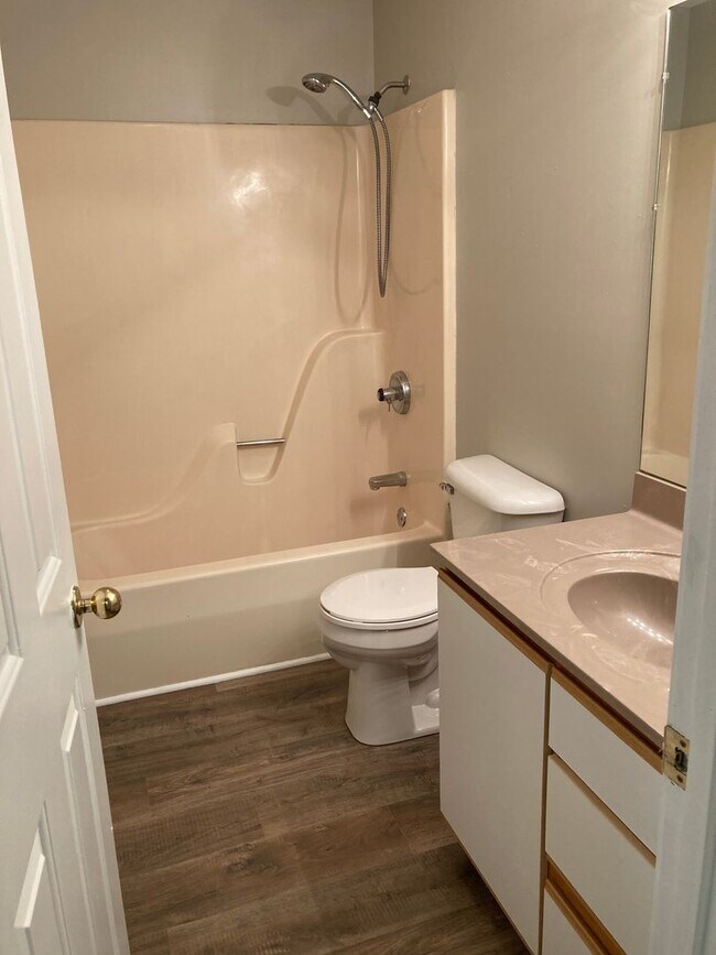 Building Photo - 3 Bedroom, 1.5 bath Home