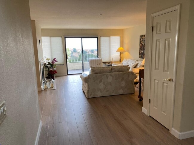 Building Photo - 27 Tulip Ln