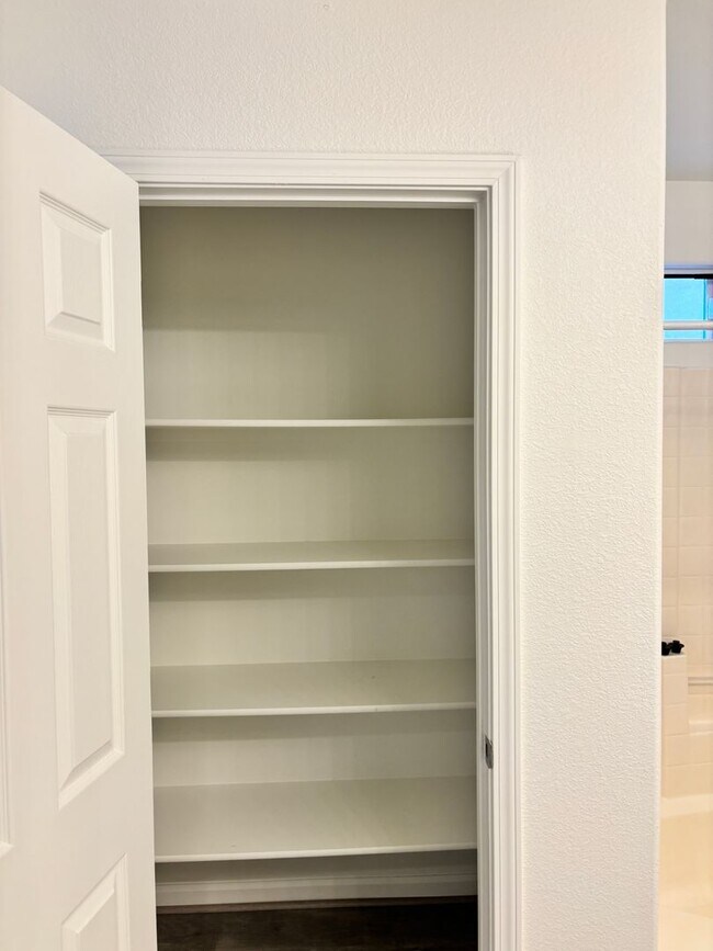 Building Photo - BEAUTIFUL, SPACIOUS,  4 BEDROOM, 2 BATHROO...