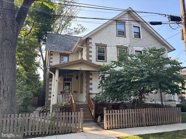 Building Photo - 121 W Oakland Ave