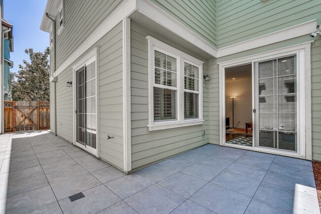 Building Photo - Modern Townhome in Prime Location — Walkab...