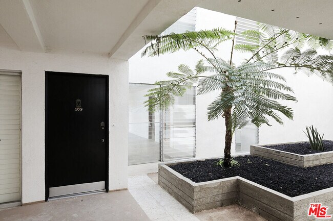 Building Photo - 305 San Vicente Blvd