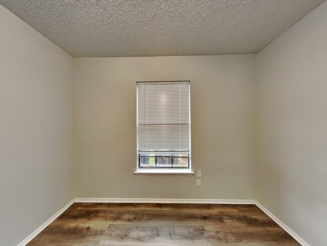Building Photo - 1056 Twin Falls Dr
