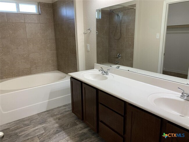 Building Photo - 5428 Stonehaven Dr