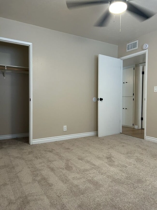 Building Photo - Please call Vaughn Realty, 760-446-6561 to set up an appointment.