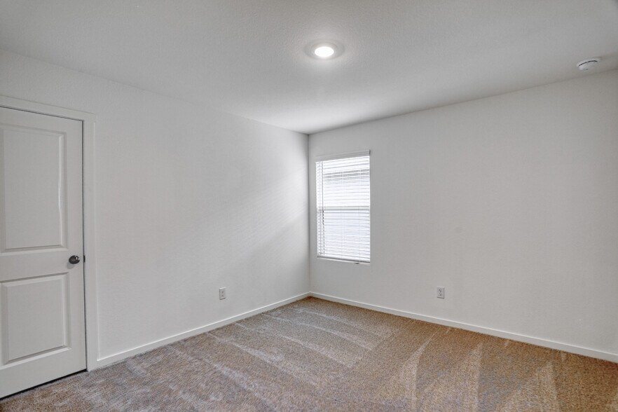 Building Photo - 803 Ginkgo Way