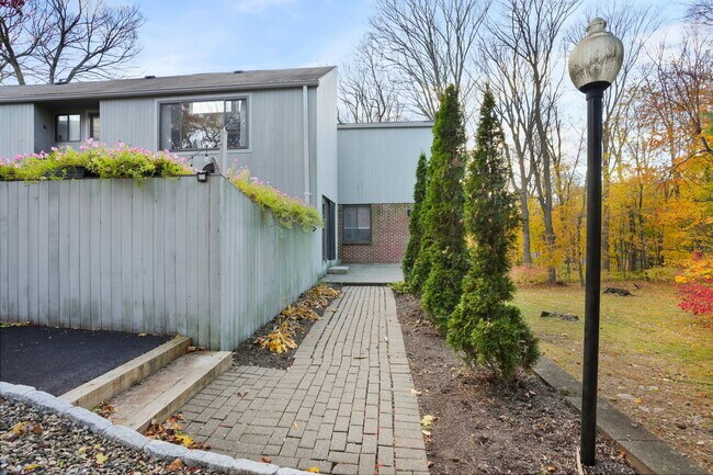 Building Photo - 622 Main St