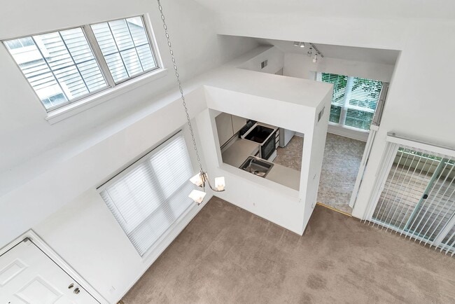 Building Photo - Rarely Available 2-Level, 2 Bed 2 Bath Upp...