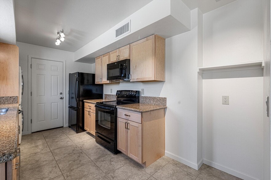 Building Photo - 1529 E Glenn St