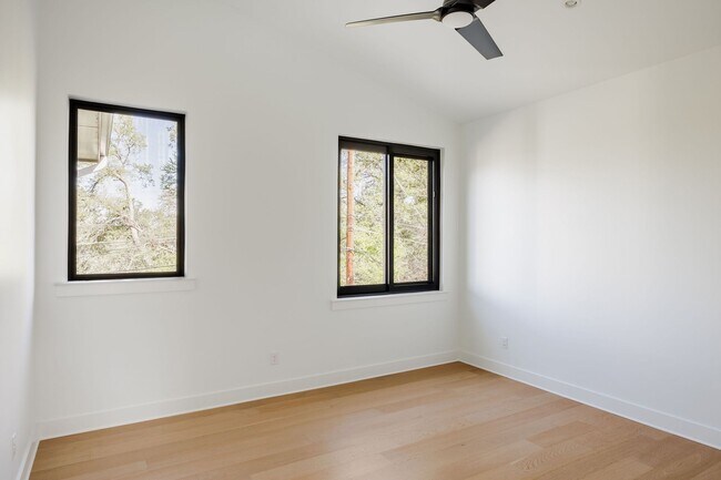 Building Photo - 2504 Bluffview Dr