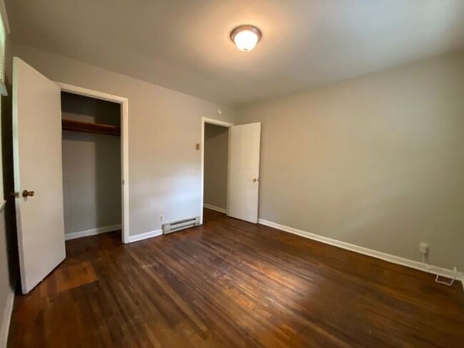 Building Photo - Cozy 2 Bedroom Duplex Available - Walk Dow...