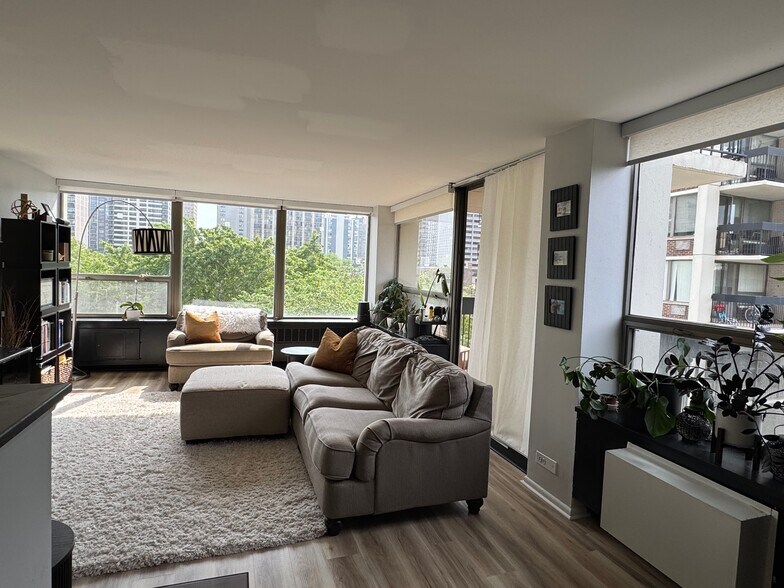 Building Photo - 1460 N Sandburg Ter