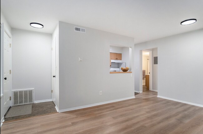Building Photo - 2727 Madelyn Dr SW