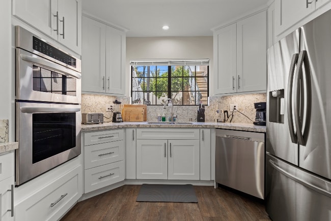 Building Photo - 1015 E Verdugo Ave