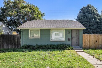 Building Photo - Spacious 2 bedroom with large den in the h...