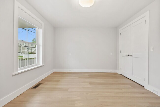 Building Photo - 7 Cos Cob Ave