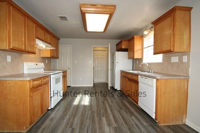 Building Photo - Conveniently Located!!!