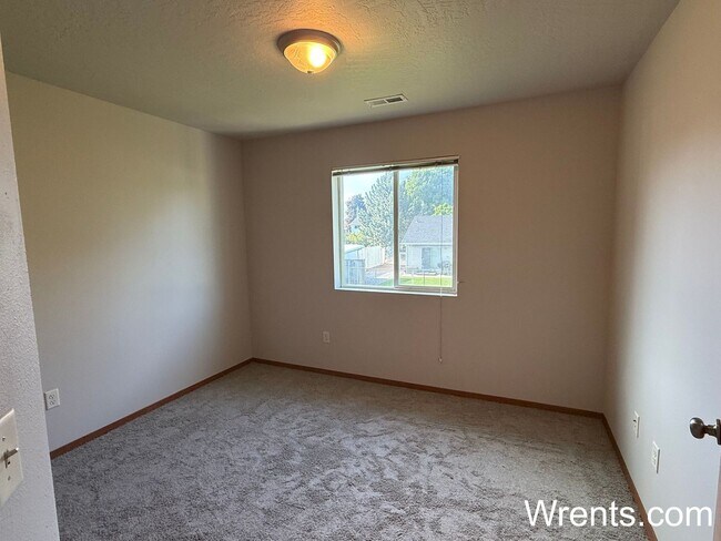 Building Photo - Newly Renovated 3 bed 2.5 bath in Spokane ...