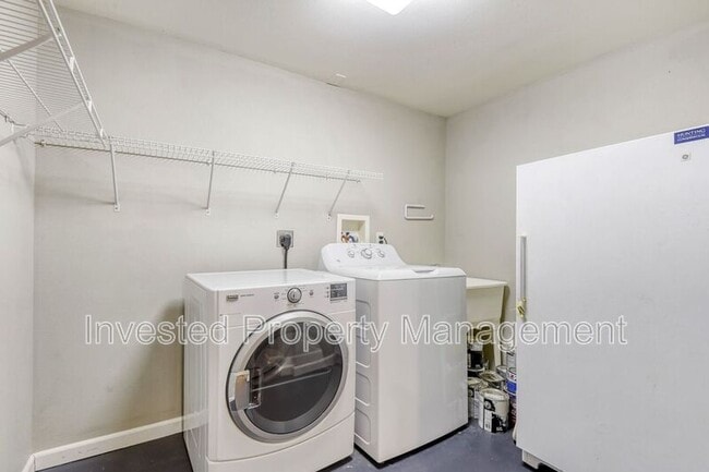 Building Photo - 1365 S Grape St