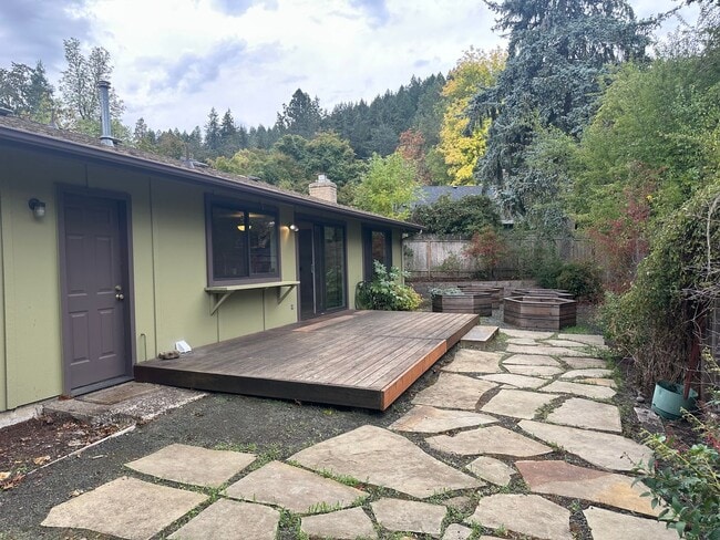 Building Photo - Beautiful custom 3 bedroom 2 bathroom hous...