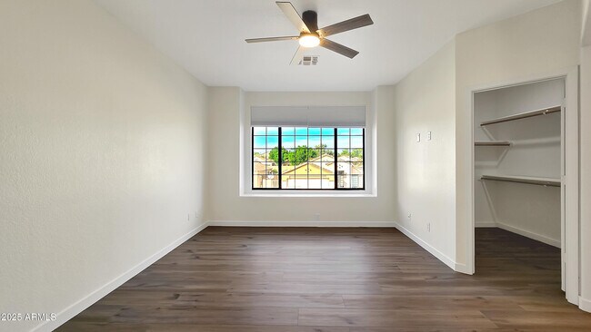 Building Photo - 2119 W Tracy Ln