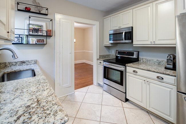 Building Photo - 10 Valley View Ave