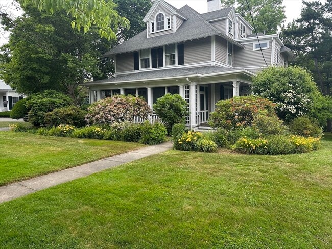 Primary Photo - 96 Beach Bluff Ave
