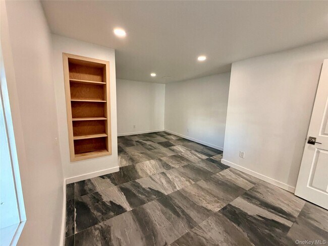 Building Photo - 116 E Main St