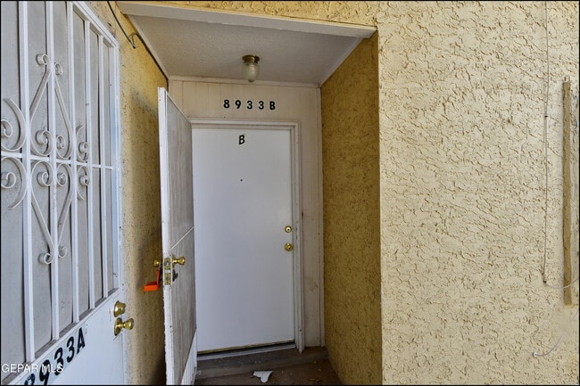 Building Photo - 8933 Kenneth St