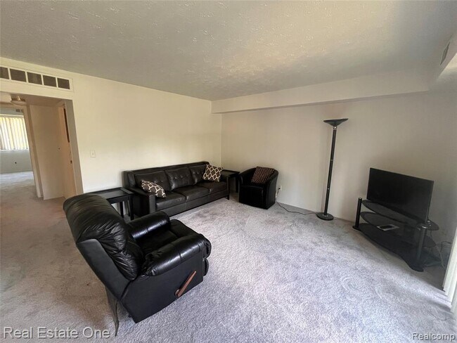 Building Photo - 1653 Riverside Dr