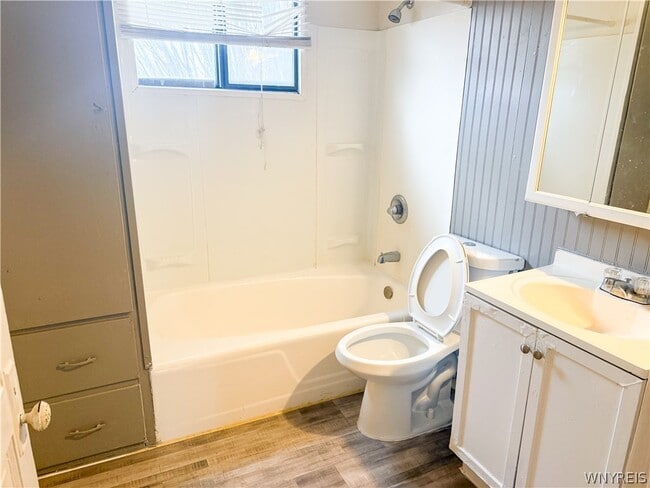 Building Photo - 1927 Seneca St